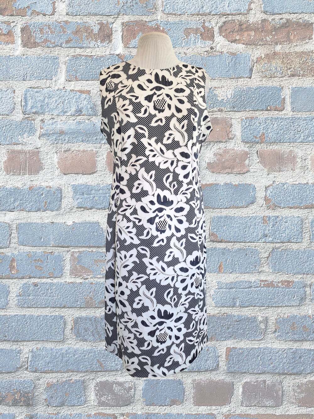 Shelby & Palmer Size 10 Classic Look White and Black Dress Chic Style